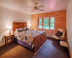 9 bedrooms, desk, iron/ironing board, free WiFi - Beautiful spacious country home set on 22 acres that sleeps 27 people. (Champion)