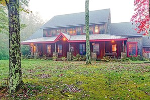 Exterior - Beautiful spacious country home set on 22 acres that sleeps 27 people. (Champion)