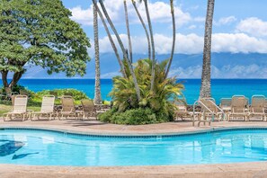 Outdoor pool - Napili Shores D227 OceanFront Resort w Pool, Steps to Sandy Beach (Lahaina, HI 96761 US)