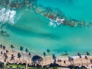 Perto da praia, espreguiçadeiras, toalhas de praia 