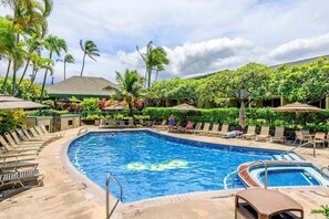 Outdoor pool - Napili Shores D227 OceanFront Resort w Pool, Steps to Sandy Beach (Lahaina, HI 96761 US)