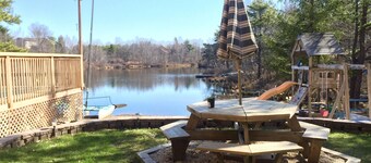 Pocono Lakefront Onsite Swimming Pool/Hot Tub, Playset/2 docks/Sandy Beach/Boats