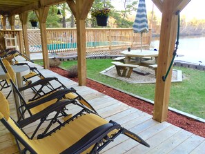 Outdoor dining - Pocono Lakefront Onsite Swimming Pool/Hot Tub, Playset/2 docks/Sandy Beach/Boats (Long Pond)