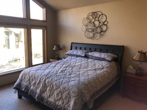 3 bedrooms, WiFi, bed sheets - Breckenridge, CO.  Luxury condo.  Walk to ski slopes and to downtown! (Breckenridge)