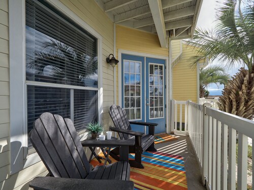 6 minute Walk to Whitecap Beach, 1st Floor Cozy Condo, Padre Island Vacation!
