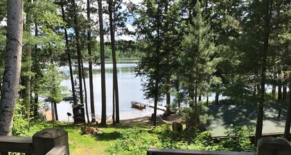 Waterfront Lodge for 10 – Canoes, Kayaks & Pontoon! Pet-Friendly!