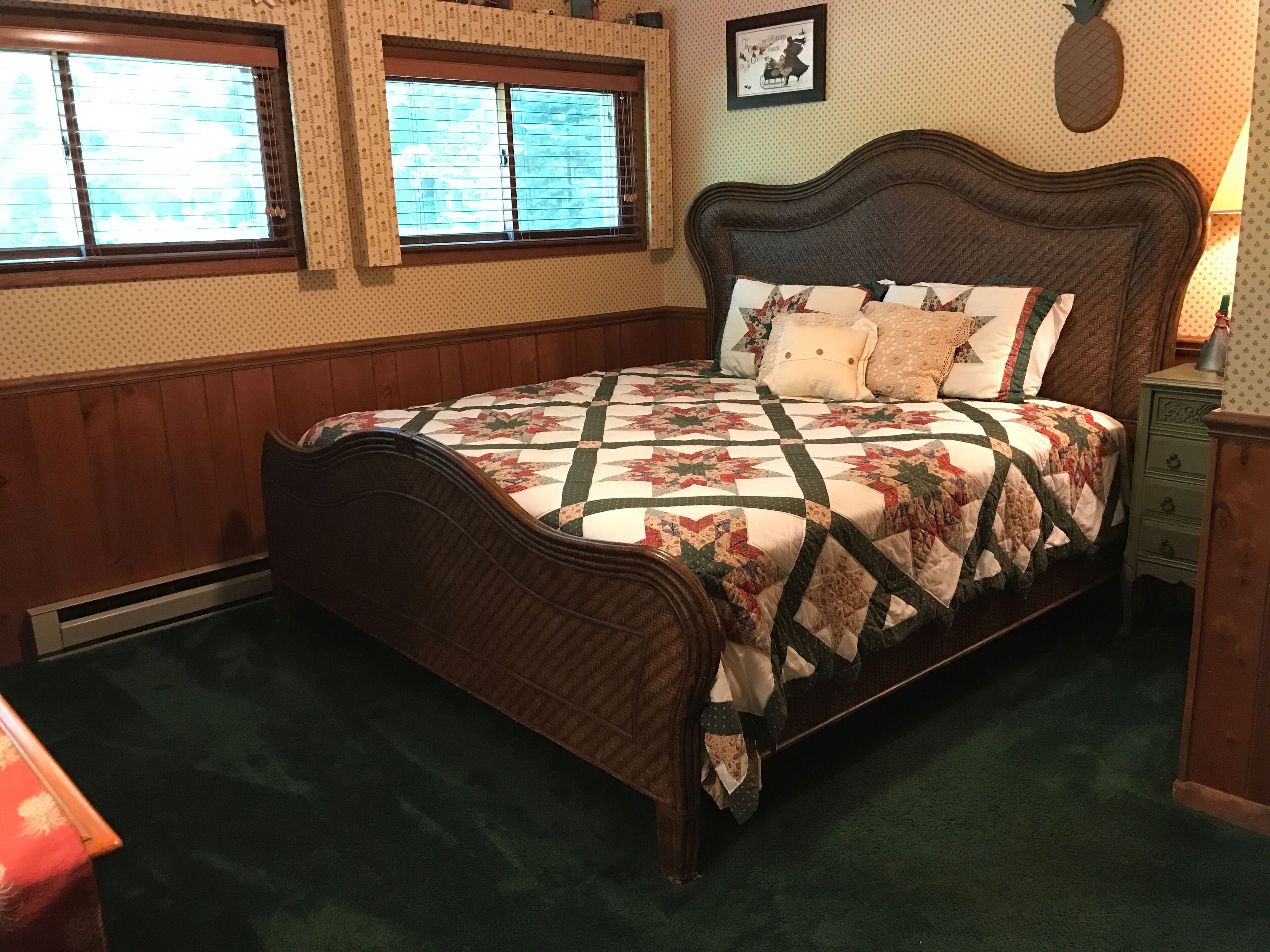 3 makuuhuonetta, työpöytä, silitysrauta/-lauta, vauvan matkasänky