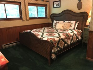 3 quartos, escrivaninha, ferros/tábuas de passar roupa, berço de viagem