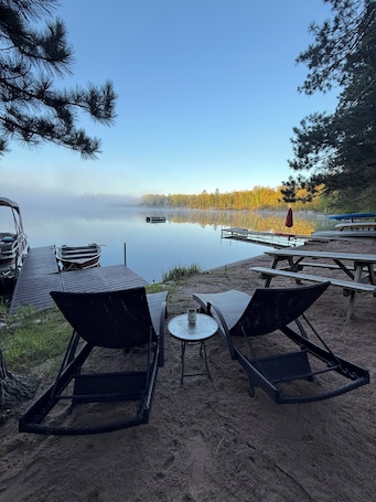Un cadre idyllique au bord du lac, avec un quai, des bateaux et des espaces de détente en plein air.. Lakeside Lodge pour les familles et les animaux domestiques, à proximité du meilleur des Northwoods!