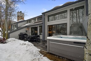 Outdoor dining - Newly & Fully Remodeled 2024! AC! Free Shuttle to DV! New Hot Tub Up to 25% Off! (Park City)