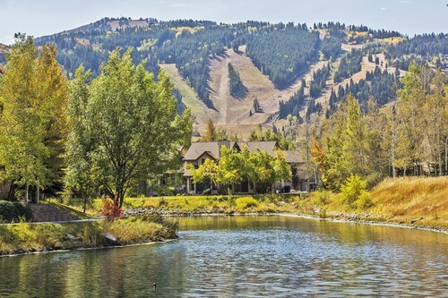 Newly & Fully Remodeled! Free Ski Shuttle to DV! AC & Hot Tub. Up to 25% Off!