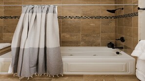 Ducha y bañera combinadas, bañera de hidromasaje, toallas y jabón