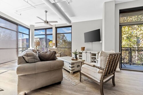 Luxurious Downtown-2 bed 2 bath Corner 2M