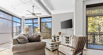 Luxurious Downtown-2 bed 2 bath Corner 2M