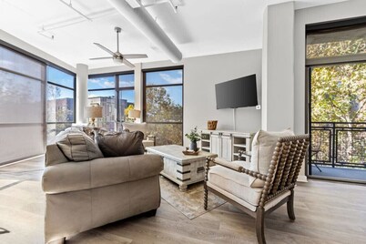 Luxurious Downtown-2 bed 2 bath Corner 2M