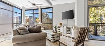 Luxurious Downtown-2 bed 2 bath Corner 2M