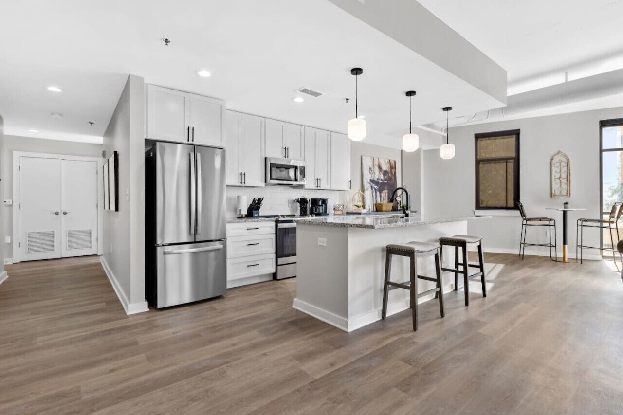 Jääkaappi, mikroaaltouuni, uuni, liesi