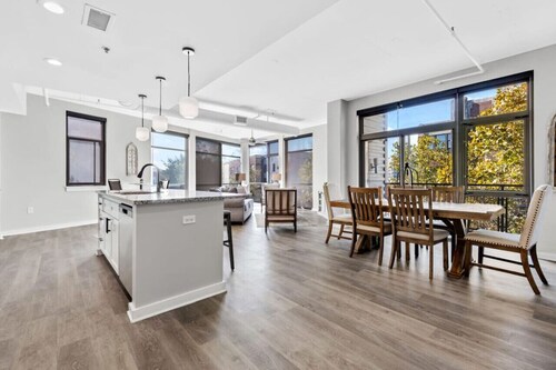 Luxurious Downtown-2 bed 2 bath Corner 2M