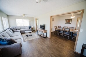 Smart-TV, DVD-Player, Bücher, Stereoanlage