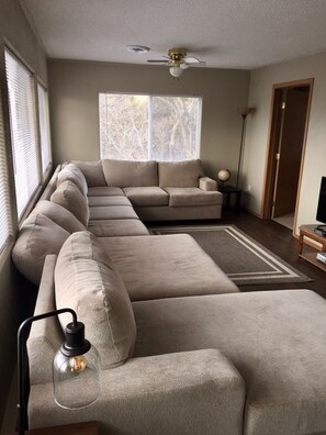 Smart-TV, DVD-Player, Bücher, Stereoanlage