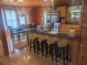 Dining - Family Friendly, No Steep Roads, Mountain View, Large Yard, Fire Pit, Wi-Fi (Sevierville)