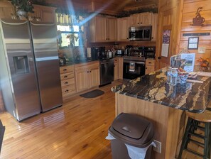 Fridge, microwave, oven, stovetop - Family Friendly, No Steep Roads, Mountain View, Large Yard, Fire Pit, Wi-Fi (Sevierville)