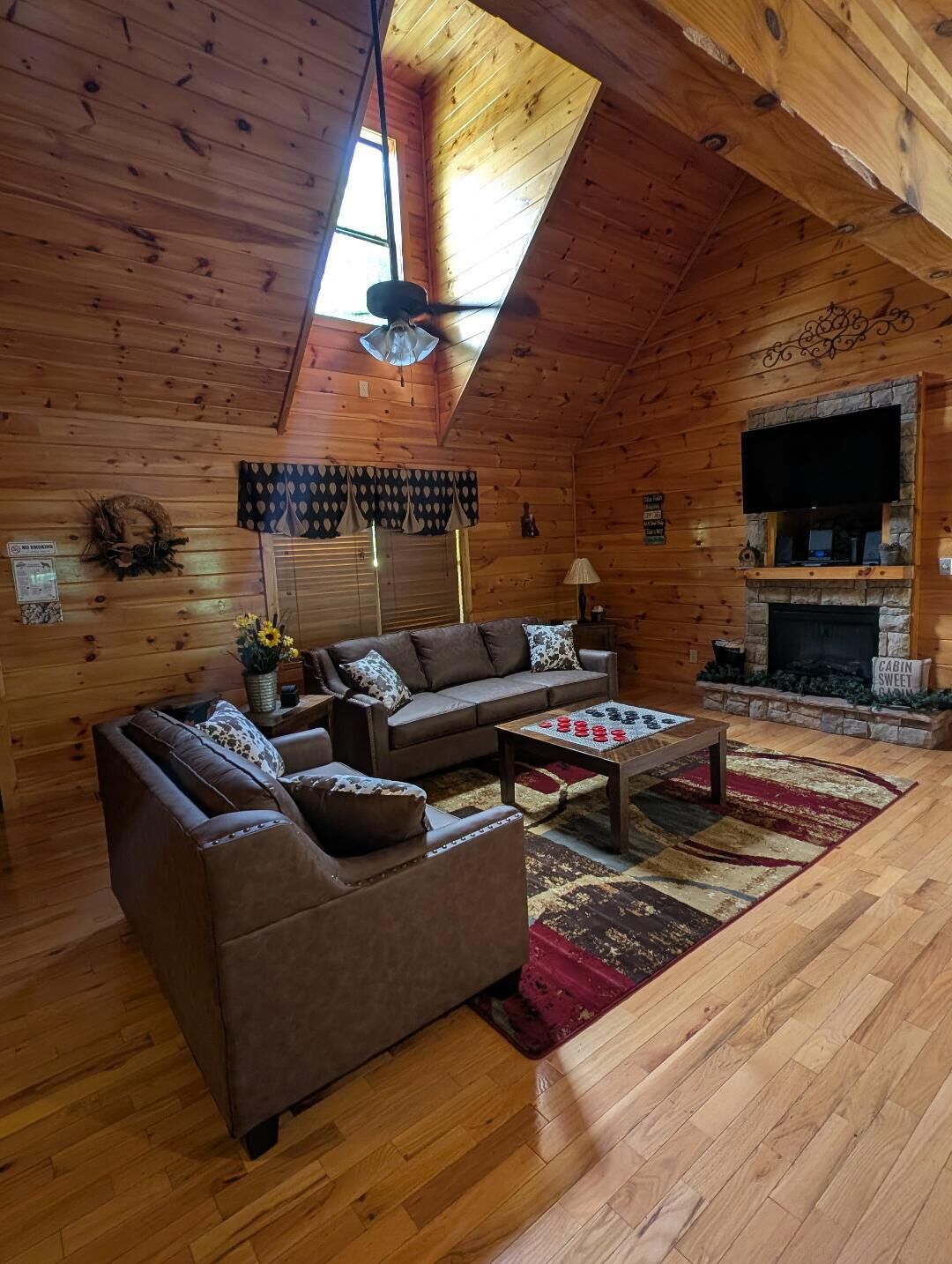Easy Access W/view, Large Yard, Game Rm, Fire Pit, Hot Tub & Pool Access - Wears Valley, TN