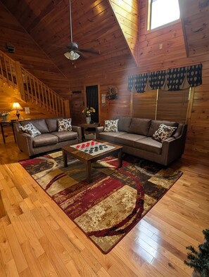 Smart TV, fireplace, DVD player, foosball - Family Friendly, No Steep Roads, Mountain View, Large Yard, Fire Pit, Wi-Fi (Sevierville)