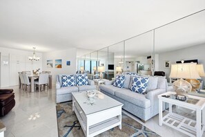 Ein modernes Wohnzimmer mit Essbereich, einer Sofagarnitur und einem Couchtisch.