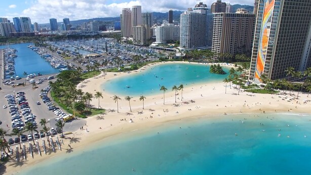A coastal cityscape with a marina, a large sandy beach, and high-rise buildings. - Ocean View Condo - Ilikai Marina Waikiki Honolulu (Honolulu)