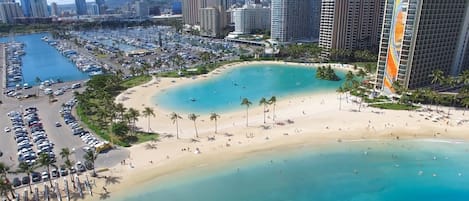 在海灘附近、沙灘巾