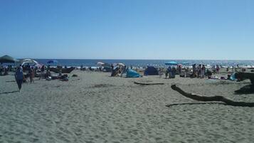 NĂ€ra stranden och solstolar