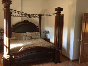 1 bedroom, iron/ironing board, free WiFi, bed sheets - Large Penthouse With King Canopy Bed (Fairbanks)