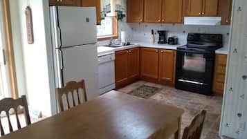 Kylskåp, mikrovågsugn, ugn och spishäll