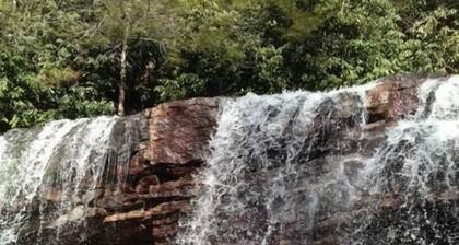 In Town Loft Apartment in 19th C Stone Wireworks Factory (2000+ sq ft)