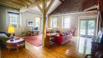 Smart TV, DVD player, livros, videoteca