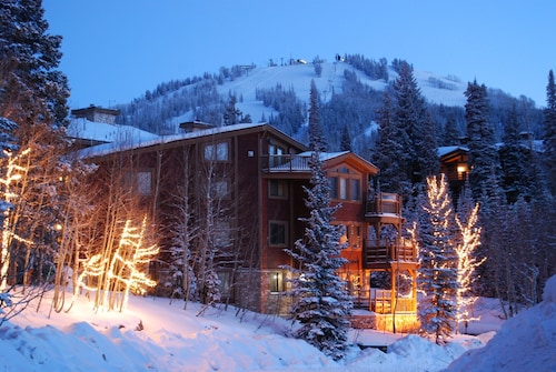 Mountain Modern: Park City’s Silver Lake Village / Upper Deer Valley