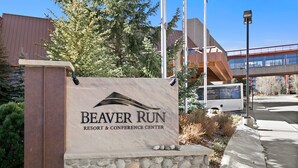Skiltning for Beaver Run Resort & Conference Center med en stenbase og en metalplade.