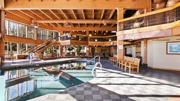 Una piscina techada, una piscina al aire libre