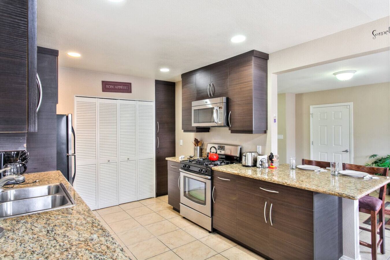 Réfrigérateur, micro-ondes, four, plaque de cuisson