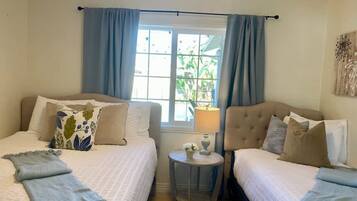 4 Schlafzimmer, Schreibtisch, Bügeleisen/Bügelbrett, Reisekinderbett