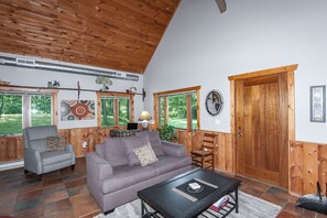 Smart TV, fireplace, DVD player, table football - "Walden Pond" Adventure Amidst 44 Private Acres (Stewartville)