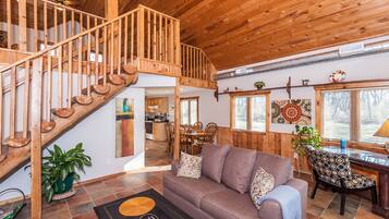 Smart-TV, Kamin, DVD-Player, Tischfußball