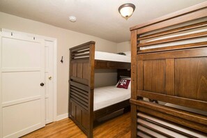 3 soverom, strykejern/-brett, wi-fi (inkludert) og sengetøy