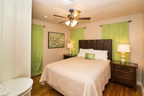 4 bedrooms, iron/ironing board, free WiFi, bed sheets - Howdy Headquarters~ Aggieland Vacation Rentals (College Station)