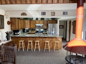 ثلاجة، ميكروويف، فرن، موقد طهي مسطح