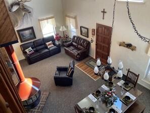 電視、壁爐、DVD 播放機