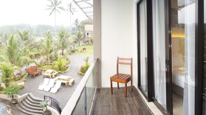 Habitación familiar, varias camas, no fumadores, vistas a la piscina | Vistas del balcón