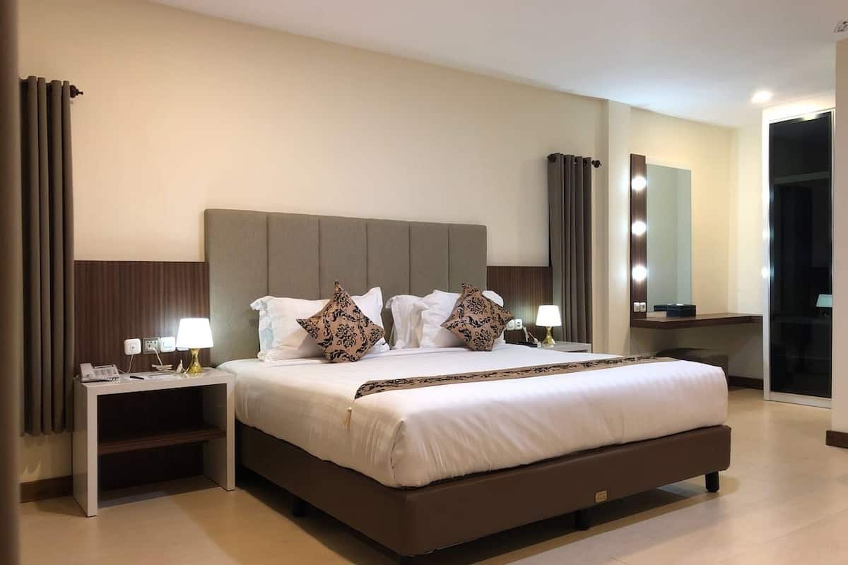 Deluxe kamer, 1 kingsize bed | 1 slaapkamer, een minibar, een bureau, geluiddichte muren