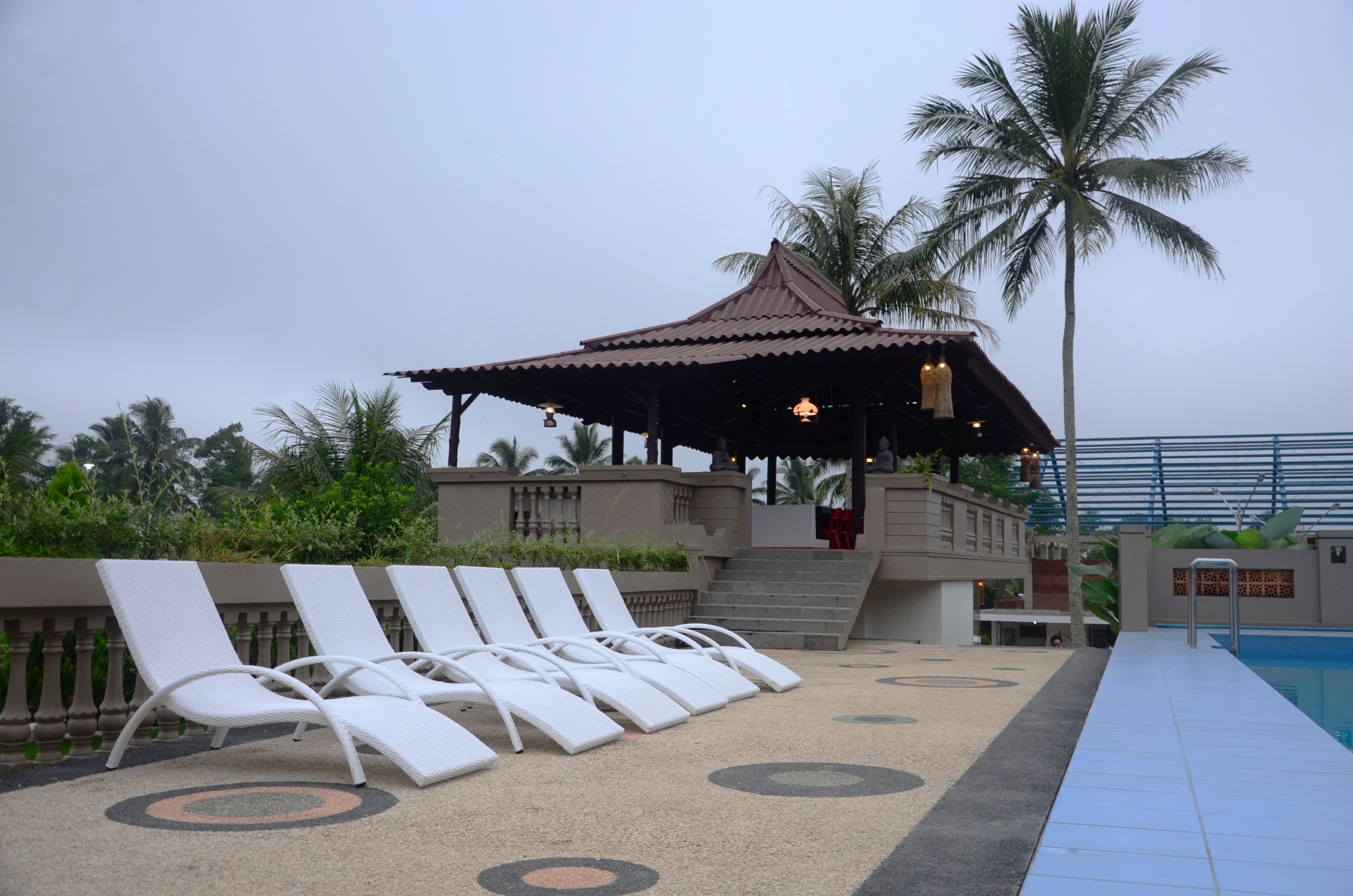 2 outdoor pools, pool loungers